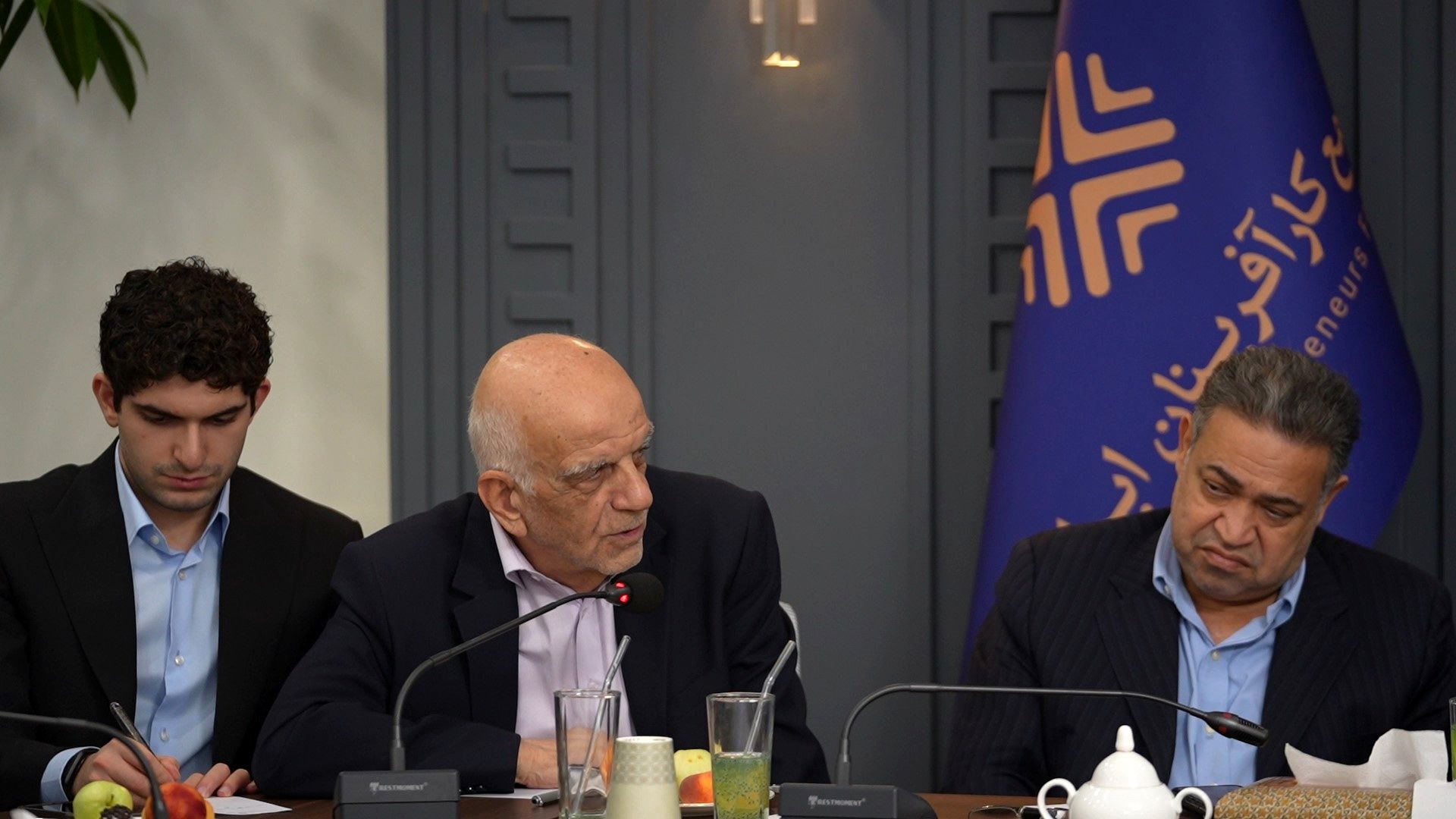 1724073725 163 در قسمت اقتصادی با کارافرینان همفکری خواهم کرد دانش دوست