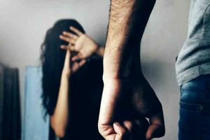 با همسری که دست بزن دارد چه کنیم؟