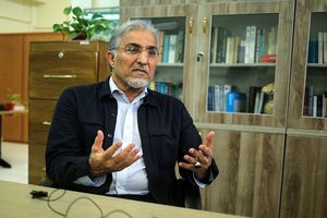 دلار به بالای ۱۱۰ هزار تومان می رسد/ نظام باید بین بقای خودش و بقای مافیاها یکی را انتخاب کند