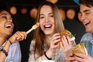 چرا نسل زدی ها ساعت ۵ عصر شام می‌خورند؟